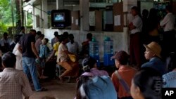 နယ်စည်းမခြား ဆရာဝန်များအဖွဲ့က ဖွင့်ထားတဲ့ ရန်ကုန်ဆေးခန်းမှာ လာရောက်ကုသမှုခံယူနေကြတဲ့ မြန်မာပြည်သူများ။
