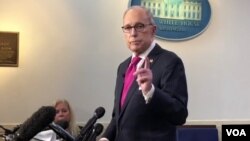 Larry Kudlow, asesor económico de la Casa Blanca, aseguró que EE.UU. está listo para ayudar en la crisis humanitaria del pueblo de Venezuela. Captura pantalla, video de Bricio Segovia/VOA.