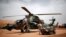 Des militaires français de l'opération Barkhane vérifient un hélicoptère Tigre à Gao au Mali le 1er août 2019.