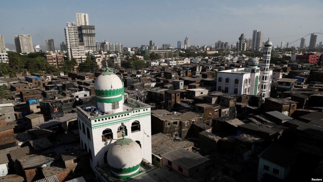 Masjid terlihat di tengah-tengah gubuk di Dharavi, salah satu daerah kumuh terbesar di Asia, selama penguncian nasional untuk memperlambat penyebaran COVID-19, Mumbai, India, 7 April 2020. (Foto: REUTERS/Francis Mascarenhas)