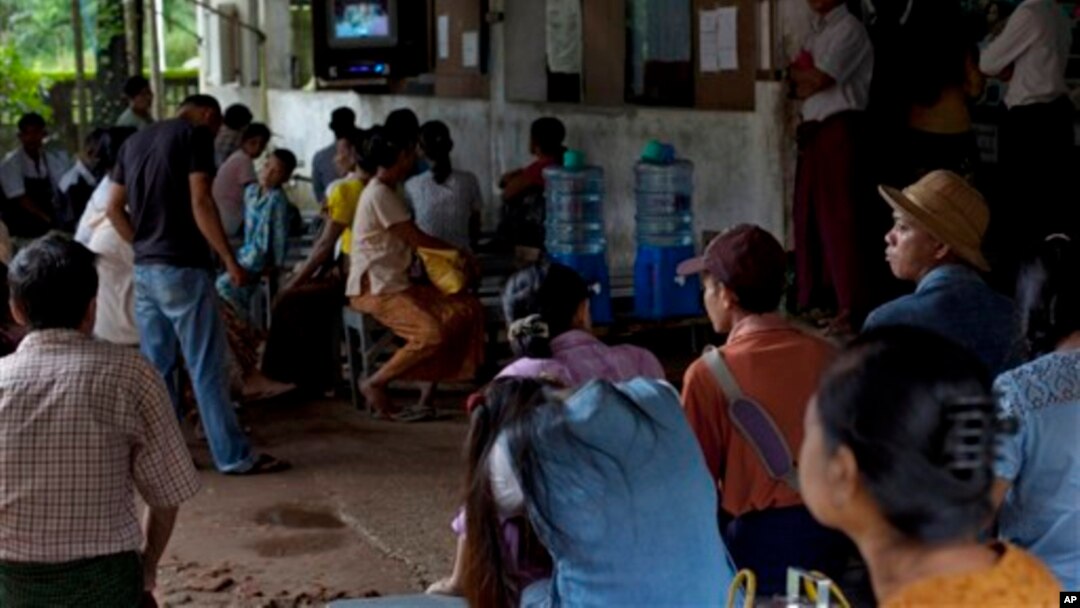 Warga Myanmar menunggu untuk mendapatkan perawatan pada klinik HIV dan TB (foto: dok). Asia Pasifik menghadapi kenaikan tajam penderita HIV di kalangan remaja.