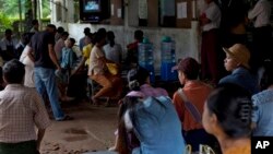 Warga Myanmar menunggu untuk mendapatkan perawatan pada klinik HIV dan TB (foto: dok). Asia Pasifik menghadapi kenaikan tajam penderita HIV di kalangan remaja.