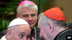 ARCHIVO - El papa Francisco habla con el secretario de Estado del Vaticano, el cardenal Pietro Parolin, con motivo de sus saludos navideños a la Curia romana en el Clementine Hall del Vaticano. Diciembre 21 de 2017.