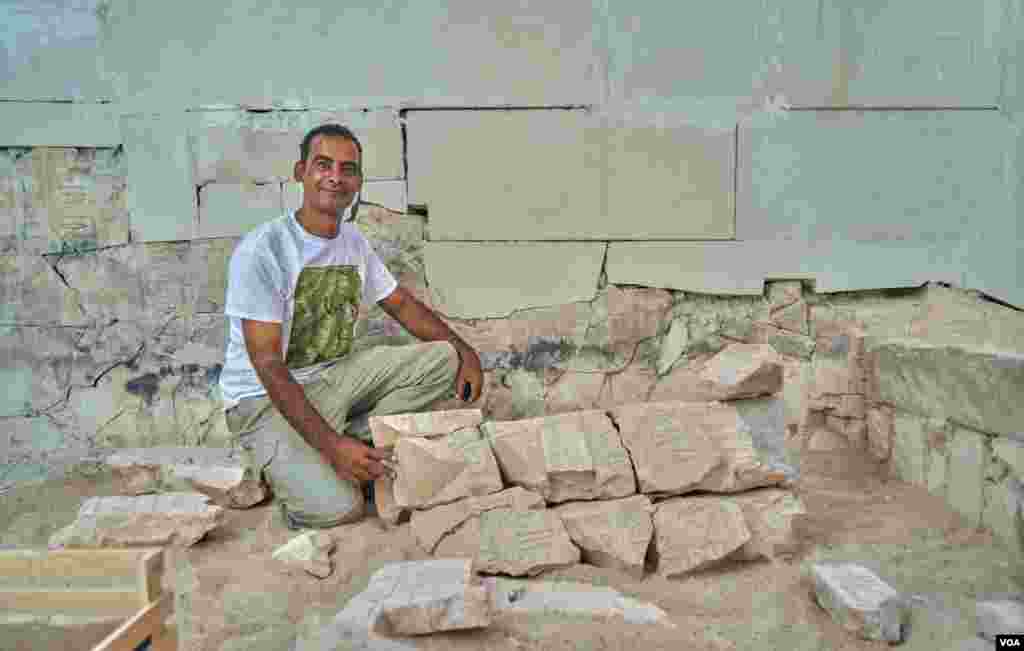 Egyptian Archeologist Mohamed Shabeb demonstrates how to piece together an ancient puzzle. (Photo: H. Elrasam)