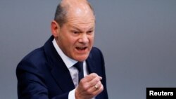 Kanselir Jerman Olaf Scholz berbicara selama sesi majelis rendah parlemen Jerman, Bundestag, di Berlin, Jerman, 1 Juni 2022. (Foto: REUTERS/Hannibal Hanschke)