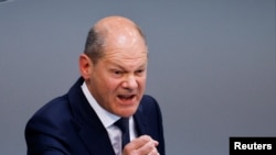 Kanselir Jerman Olaf Scholz berbicara kepada parlemen di Berlin pada Rabu (1/6). 