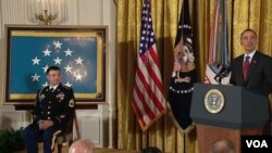 El presidente Obama agradeció al sargento Petry por su extraordinario servicio a la nación.