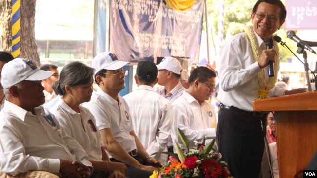 ប្រធានគណបក្សសង្គ្រោះជាតិ លោក កឹម សុខា សម្លឹងទៅកាន់អនុប្រធានទាំងបីរបស់លោក អំឡុងពេលថ្លែងសុន្ទរកថាទៅកាន់ សមាជវិសាមញ្ញគណបក្សនៅភ្នំពេញ កាលពីថ្ងៃទី២ ខែមិនា ឆ្នាំ២០១៧។ (អូន ឆេងប៉រ/VOA)