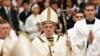 Paus Fransiskus memimpin Misa Malam Natal di Basilika Santo Petrus di Vatikan, 24 Desember 2019.