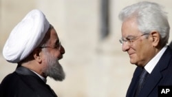Iranian President Hassan Rouhani (l) meets Italian President Sergio Mattarella, upon his arrival at the Quirinale Presidential palace, in Rome, Jan. 25, 2016.