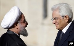 Iranian President Hassan Rouhani (l) meets Italian President Sergio Mattarella, upon his arrival at the Quirinale Presidential palace, in Rome, Jan. 25, 2016.