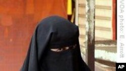 Une femme portant le niqab