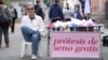 El colombiano Juan Castillo, ubicado con sus protestas mamarias elaboradas de forma manual en la Plaza de Bolívar en Bogotá, con el objetivo de que más mujeres puedan conocer su proyecto. [Foto: Juan Hernández, VOA].