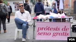 El colombiano Juan Castillo, ubicado con sus protestas mamarias elaboradas de forma manual en la Plaza de Bolívar en Bogotá, con el objetivo de que más mujeres puedan conocer su proyecto. [Foto: Juan Hernández, VOA].