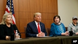 Ứng cử viên tổng thống của Ðảng Cộng hòa, ông Donald Trump, trong cuộc họp báo ngay trước cuộc tranh luận tổng thống thứ hai, ngồi cạnh những phụ nữ tố cáo cựu Tổng thống Bill Clinton quấy rối tình dục.