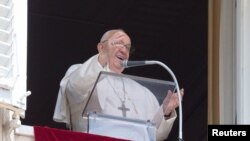 El papa Francisco reza la plegaria de Regina Coeli en la Plaza de San Pedro del Vaticano el domingo 21 de mayo de 2023.