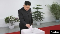 Lãnh tụ Bắc Triều Tiên Kim Jong Un đi bỏ phiếu bầu đại biểu Quốc hội tại trường đại học Kim Il Sung, ngày 9/3/2014.