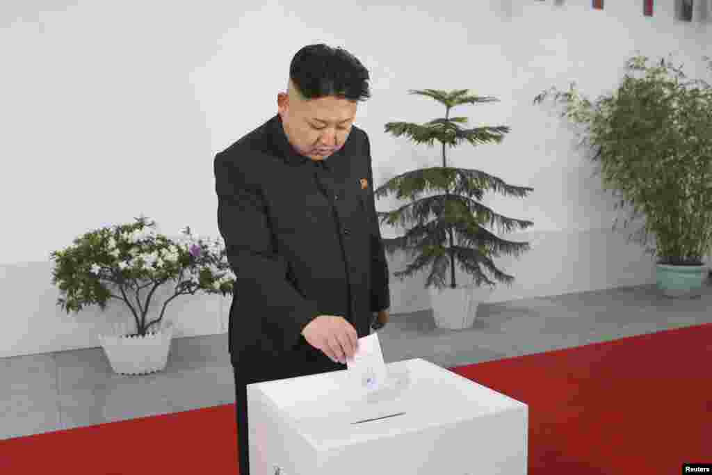 Lãnh đạo Bắc Triều Tiên Kim Jong Un đi bỏ phiếu tại Trường Ðại học Kim Il Sung. Kết quả bầu cử là tất cả các cử tri đều đi bỏ phiếu và đều bầu cho lãnh tụ Kim Jong Un.