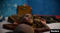 Un souffrant du choléra interné dans le principal hôpital de Marka 18 Décembre, 2012.