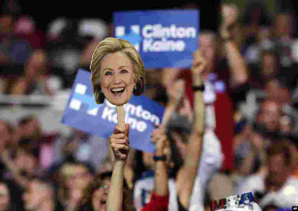 Para delegasi dari negara bagian Maine mengangkat poster bergambar kandidat presiden Hillary Clinton pada hari terakhir Konvensi Nasional Partai Demokrat di Philadelphia, Kamis (28/7).&nbsp;(AP/Matt Rourke)