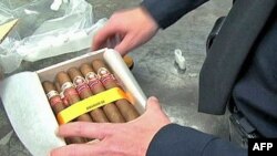 Carinik otvara kutiju kubanskih cigara koja je nezakonito poslata u SAD