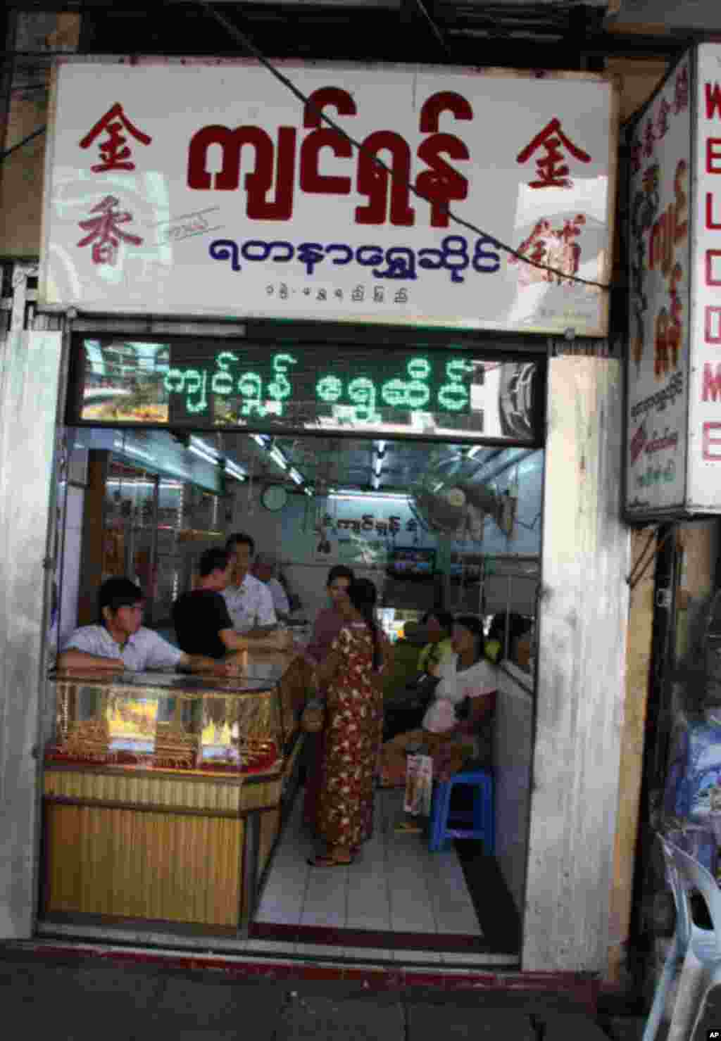 A busy gold shop in Rangoon's Chinatown. (VOA-D. Schearf)