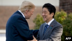 Le président Donald Trump serre la main du Premier ministre japonais Shinzo Abe à Kawagoe, Japon, le 5 novembre 2017.