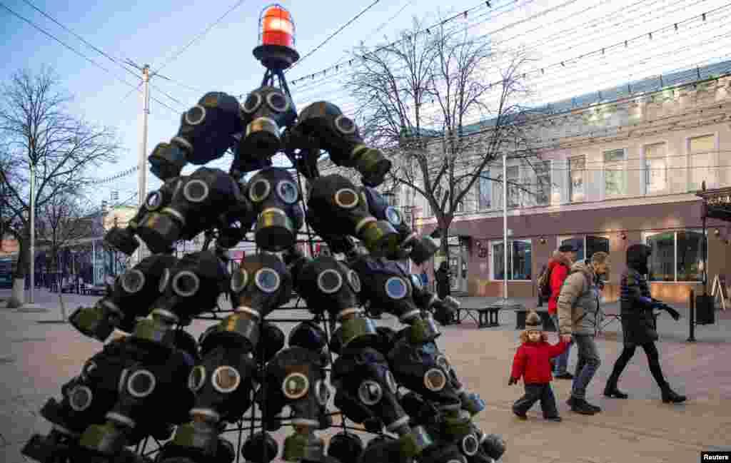 Un &#225;rbol de Navidad hecho con m&#225;scaras de gas se puede ver en Ryazan, Rusia, el 12 de diciembre de 2020. [Reuters].