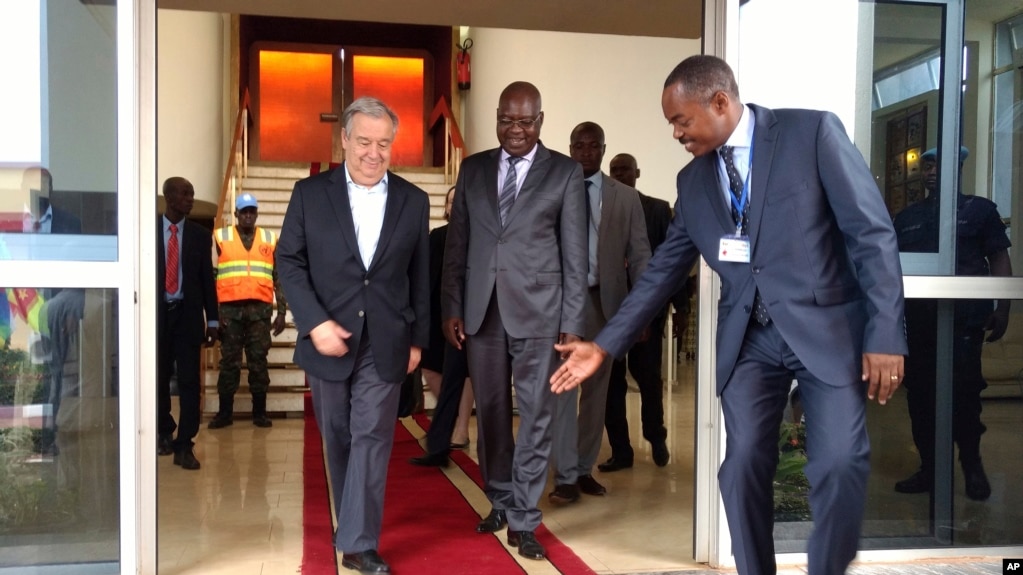 Le Secrétaire général de l'ONU, Antonio Guterres, à gauche, à son arrivée à l'aéroport de Bangui, en République centrafricaine, mardi 24 octobre 2017. (Photo AP / Joel Kouam)