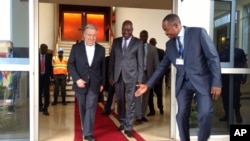 Sekretaris Jenderal PBB, Antonio Guterres (kiri) tiba di Afrika Tengah disambut Perdana Menteri Republik Afrika Tengah, Simplice Sarandji, di Bangui, 24 Oktober 2017. 