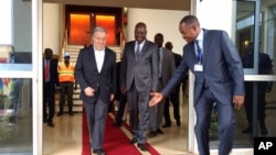 Sekretaris Jenderal PBB, Antonio Guterres (kiri) tiba di Afrika Tengah disambut Perdana Menteri Republik Afrika Tengah, Simplice Sarandji, di Bangui, 24 Oktober 2017.