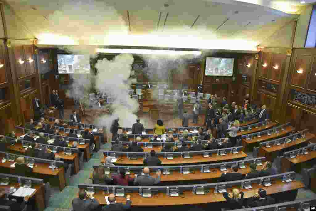 نمایندگان مخالف در مجلس کوزوو برای متوقف کردن یک سخنرانی از سوت زدن شروع کردند و کار به پرتاب گاز اشک آور هم کشید.