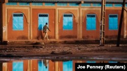 Un homme passant devant une école à Niamey, le 15 septembre 2013.