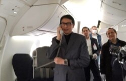 Duta Besar Indonesia untuk Jerman Arif Havas Oegroseno ikut melepas kepulangan ABK Indonesia di dalam pesawat. (Foto: Courtesy/Kemlu RI)