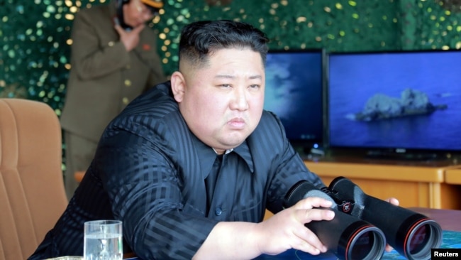 朝鲜官媒2019年5月4日发布的朝鲜领导人金正恩视察导弹发射军演的照片