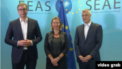 Predsednici Srbije i Kosova, Aleksandar Vučić i Hašim Tači sa visokom predstavnicom EU Federikom Mogerini u Briselu (arhivski snimak)