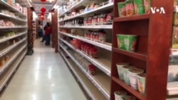 疫情当前，加州洛杉矶华人聚集区一家超市的货架日渐“骨感”。