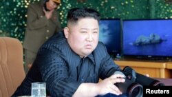 El líder de Corea del Norte, Kim Jong Un supervisa una prueba de ataques con múltiples lanzadores y armas tácticas guiadas en el Mar Oriental, el 4 de mayo de 2019. Foto provista por la Agencia Central de Noticias Coreana, KCNA.