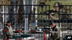 Soldados ucranianos vigilan la entrada a la base miitar en el puerto de Kerch.