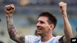 L'Argentin Lionel Messi célèbre après avoir battu le Brésil 1-0 lors de la finale de football de la Copa America au stade Maracana à Rio de Janeiro, Brésil, le samedi 10 juillet 2021.