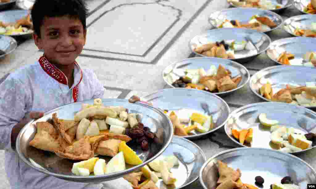 میمن مسجد کراچی میں پہلے روزے کے پہلے افطار کی تیاریوں میں شریک ایک بچہ