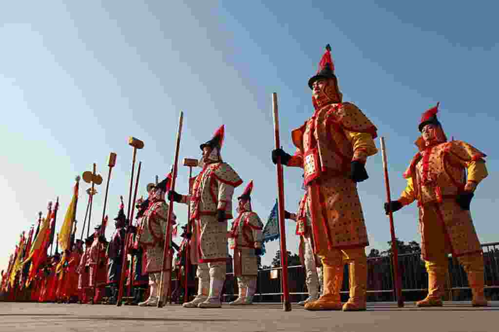 Para aktor yang mengenakan kostum dinasti Qing (1644-1911) mengambil bagian dalam sebuah upacara di Taman Tiantan, atau dikenal sebagai kuil Surga, di Beijing, 23 Januari (AFP).