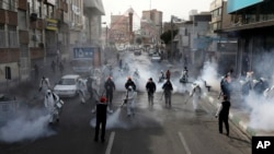 伊朗消防隊員為德黑蘭街道消毒。 （2020年3月13日）