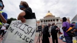 Protest ispred državne skupštine u Bostonu. 20. jula 2020.