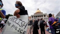 Protest ispred državne skupštine u Bostonu, 20. juli 2020.