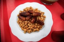 Piring berisi kurma dan kacang untuk berbuka puasa Ramadan, di desa al-Nuba, 22 April 2021. (AFP).