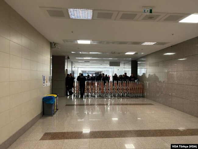 İmamoğlu’nun ifade verdiği katta basın mensuplarının, adliye girişinde de vatandaşların beklemesine izin verilmedi.