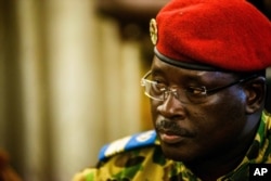 Phó chỉ huy trưởng lực lượng bảo vệ Tổng thống, ông Yacouba Isaac Zida tuyên bố ông đang lãnh đạo đất nước.