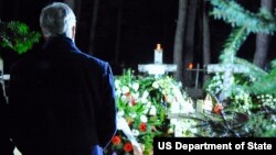 U.S. Secretary of State John Kerry paying his respects at Mazowiecki's gravesite outside Warsaw, Poland. (November 4, 2013.) 