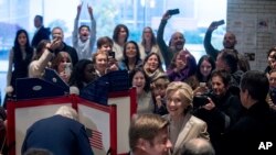 La candidata demócrata Hillary Clinton fue recibida entre aplausos en su centro de votación.